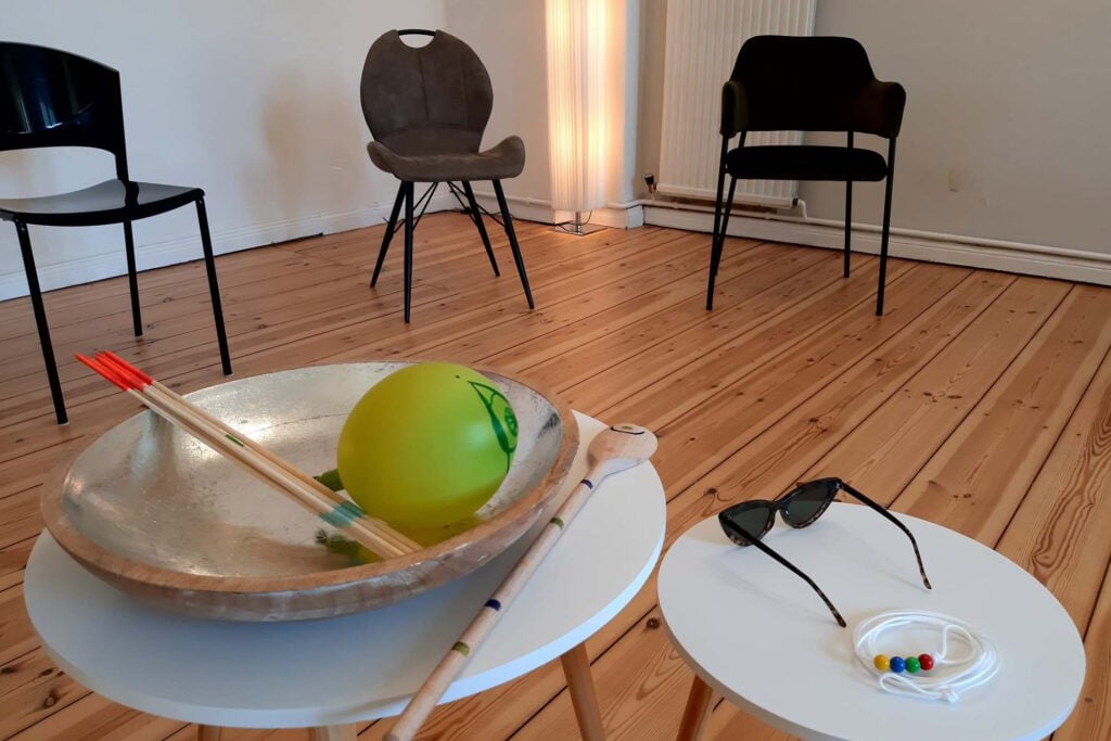 Die Räumlichkeiten von Hatha for You – dem Yogastudio von Tanja Berni; zu sehen ist eine Schale sowie mehrere Stühle